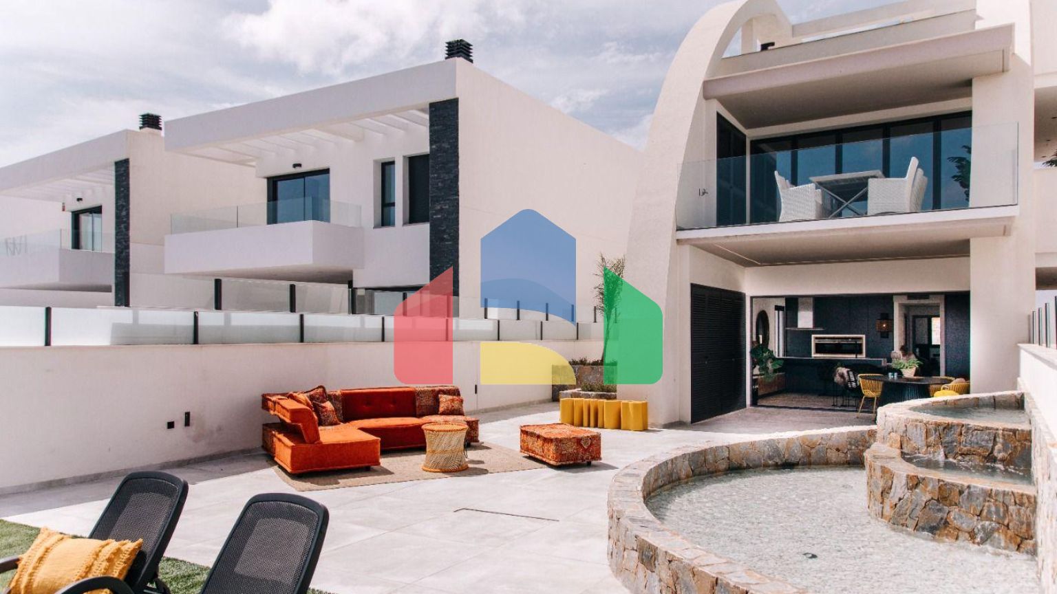 РОСКОШНАЯ И ДИЗАЙНЕРСКАЯ КВАРТИРА РЯДОМ С ПОЛЕМ ДЛЯ ГОЛЬФА