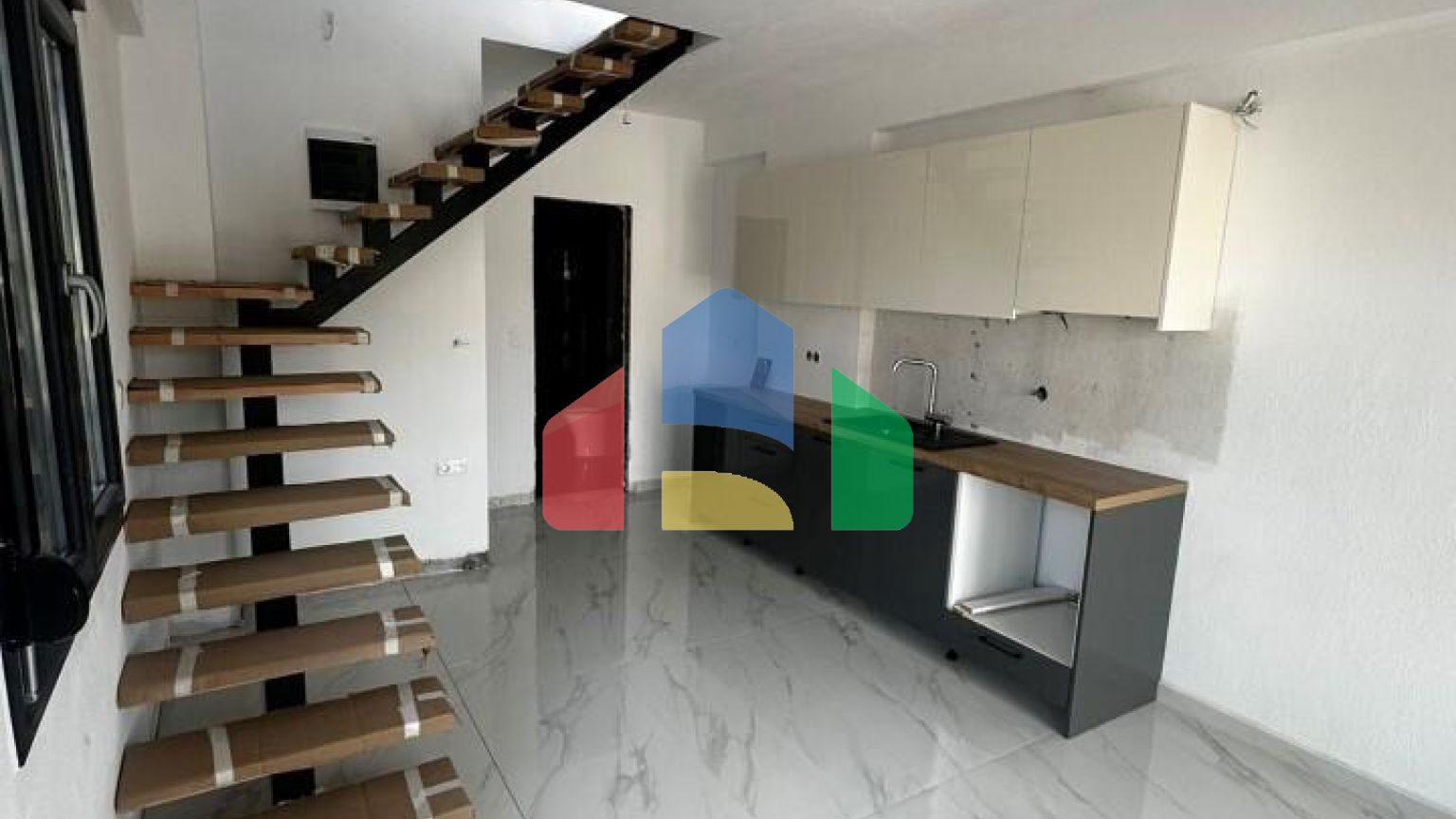 Продаж - Таунхаус 60 m² в Аспровальті