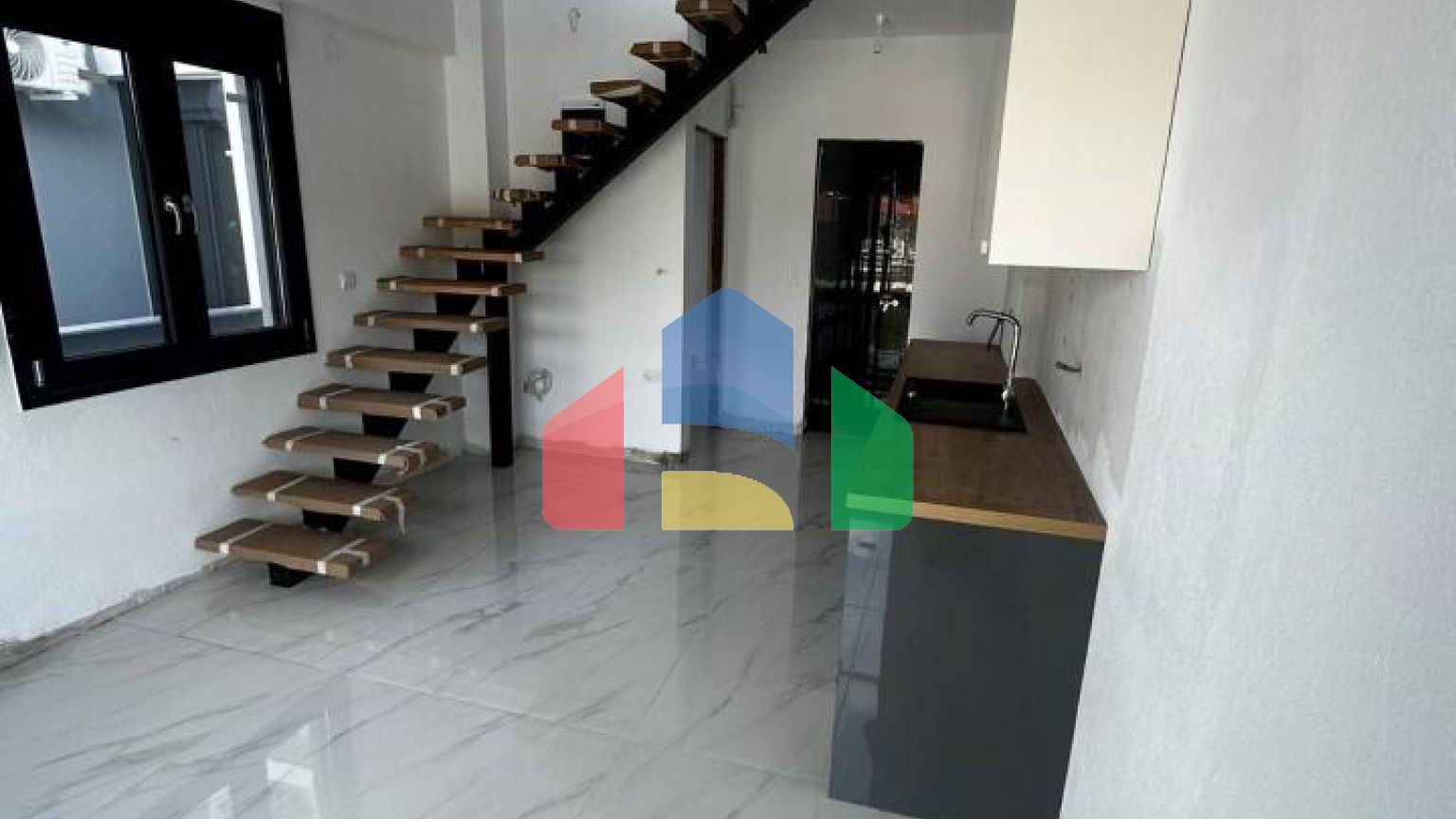 Продаж - Таунхаус 60 m² в Аспровальті