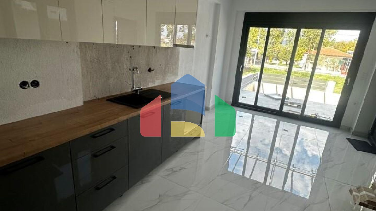 Продаж - Таунхаус 60 m² в Аспровальті