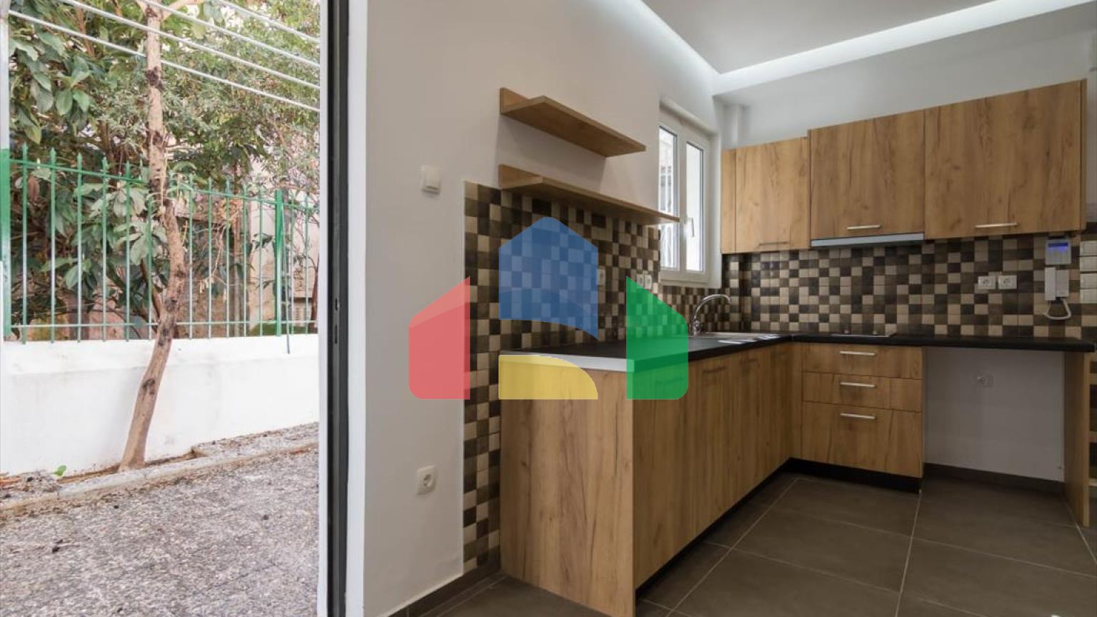 Продаж - Комерційна нерухомість 305 m² в Афінах