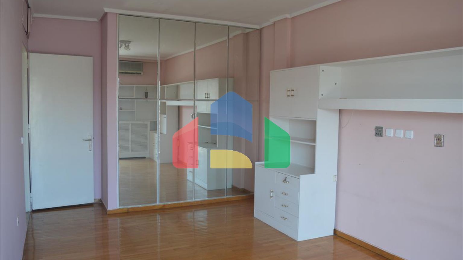 Продаж - Таунхаус 306 m² в Афінах