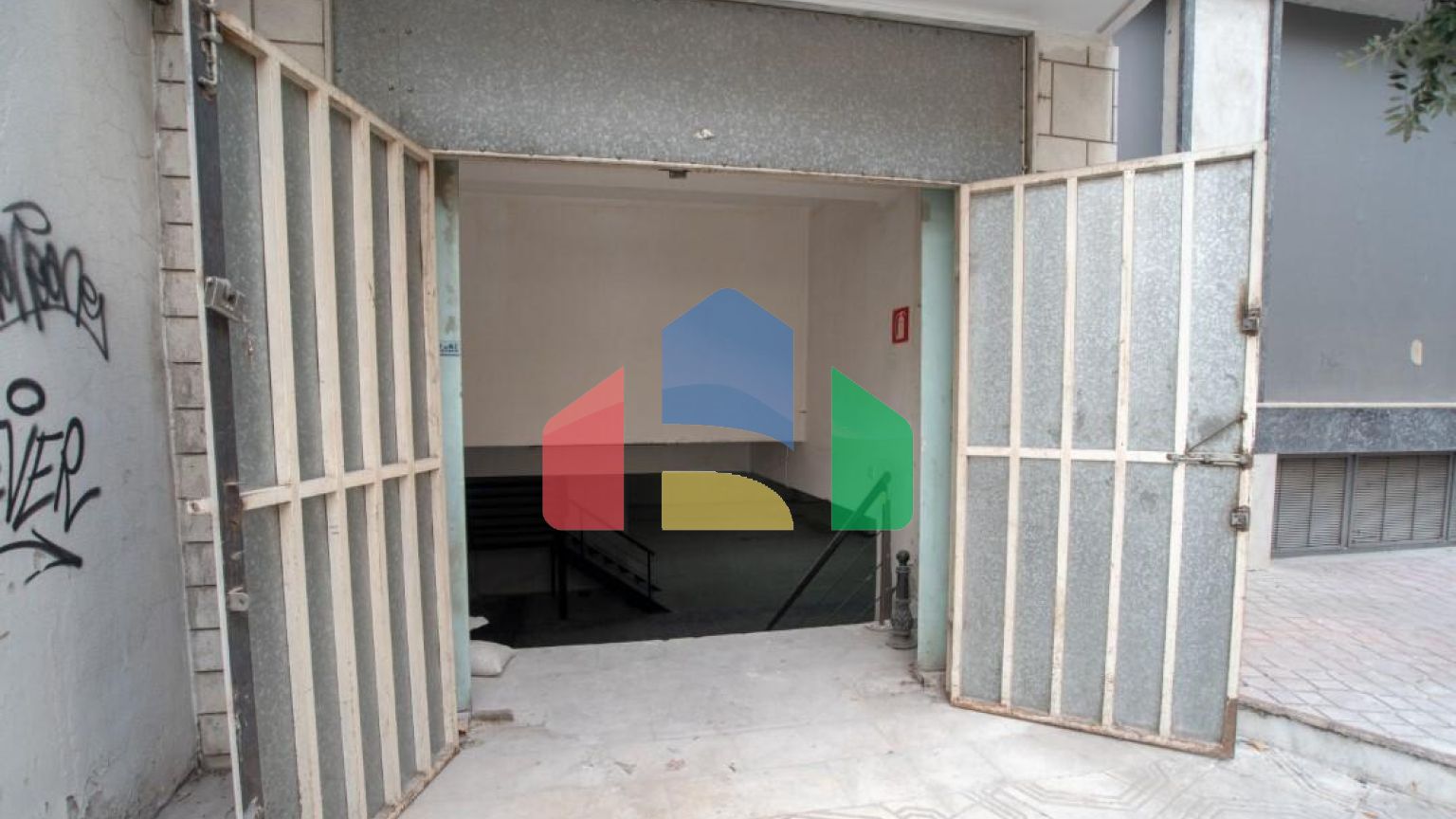 Продаж - Комерційна нерухомість 815 m² в Салоніках