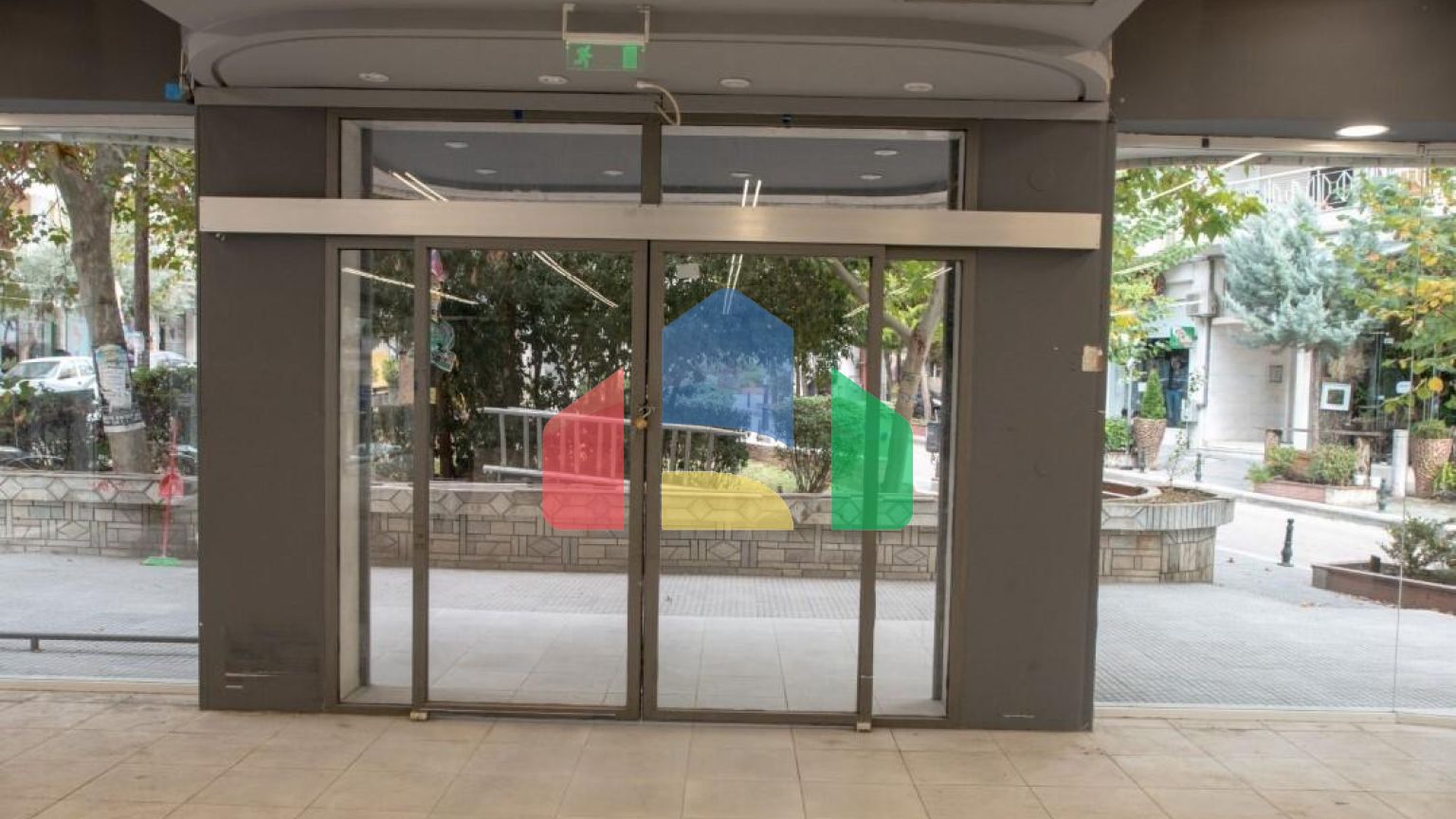 Продаж - Комерційна нерухомість 815 m² в Салоніках