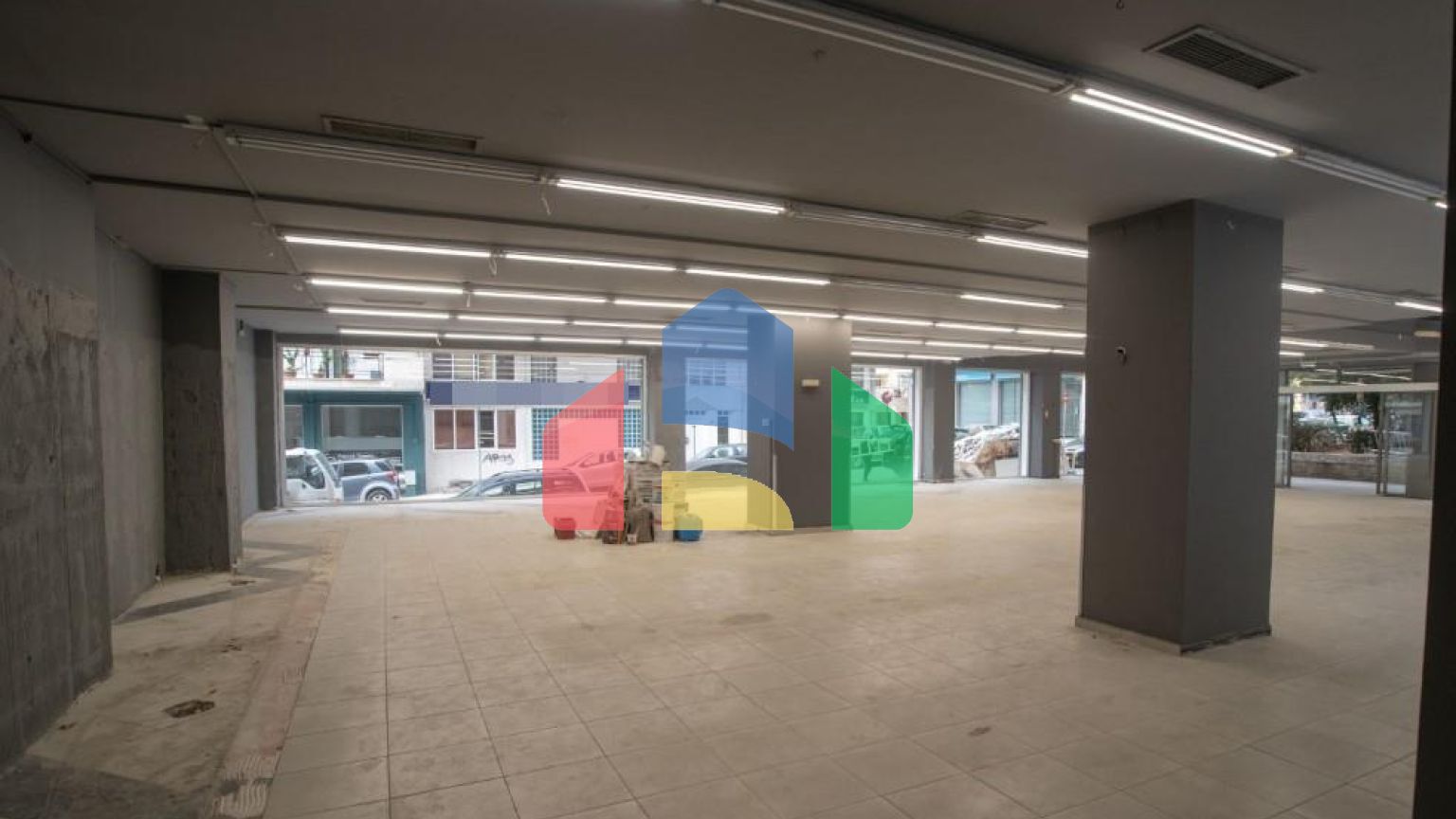 Продаж - Комерційна нерухомість 815 m² в Салоніках