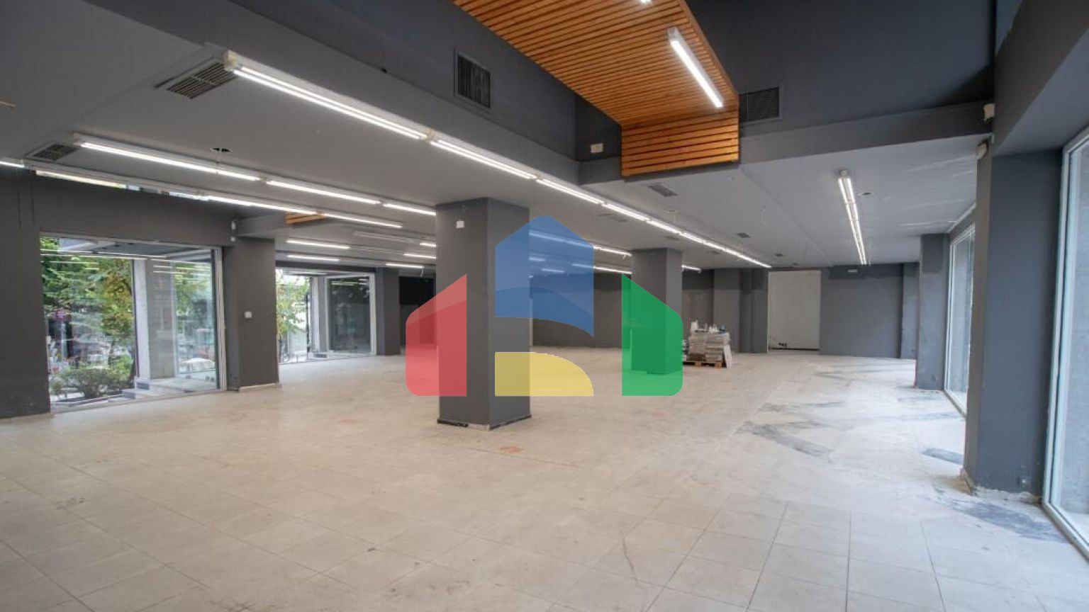 Продаж - Комерційна нерухомість 815 m² в Салоніках