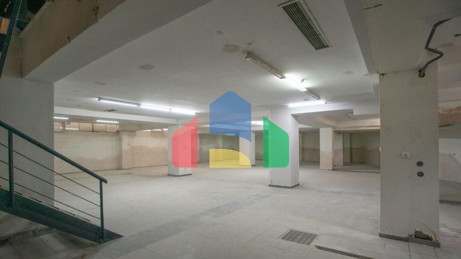 Продаж - Комерційна нерухомість 815 m² в Салоніках