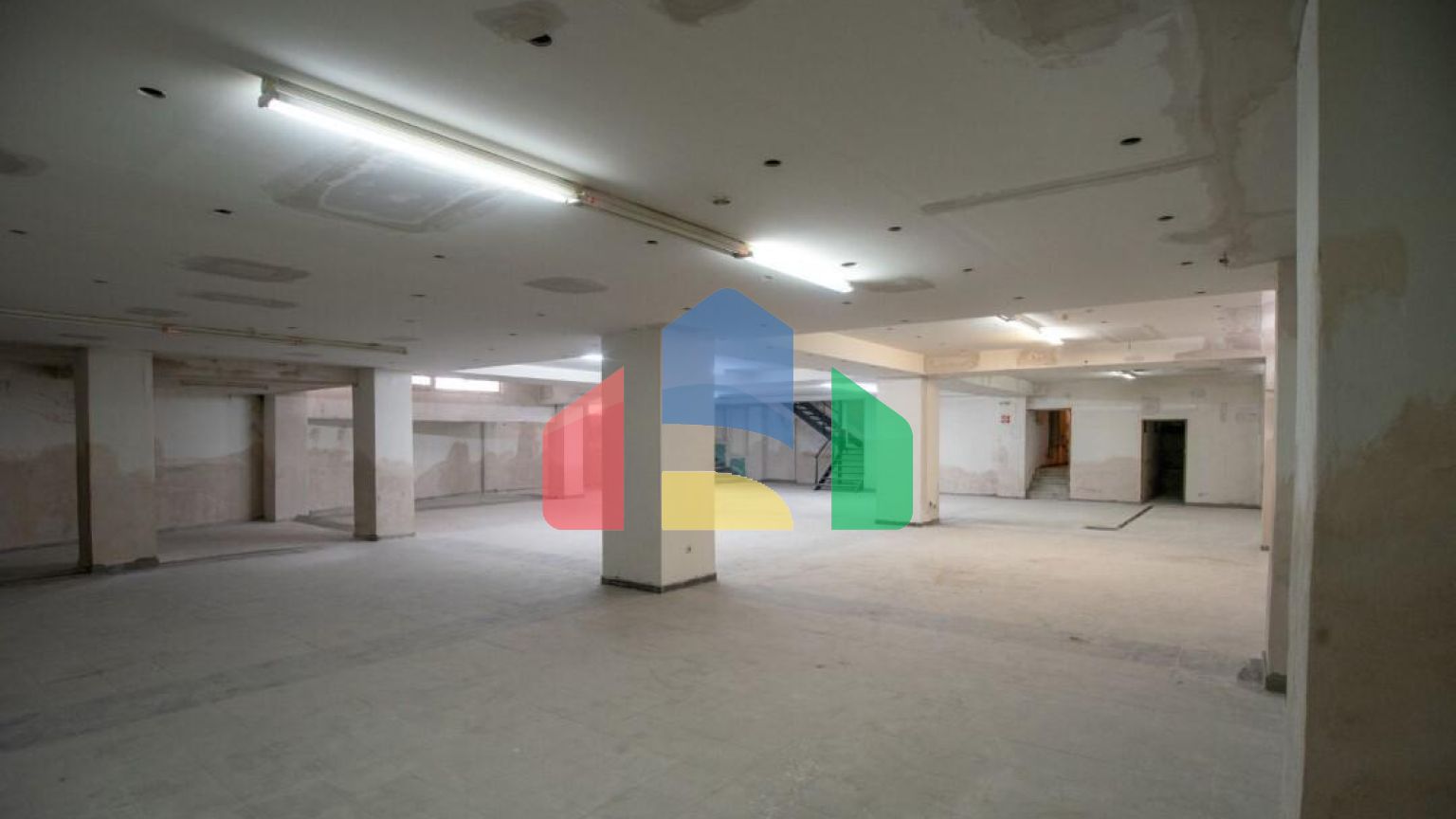 Продаж - Комерційна нерухомість 815 m² в Салоніках