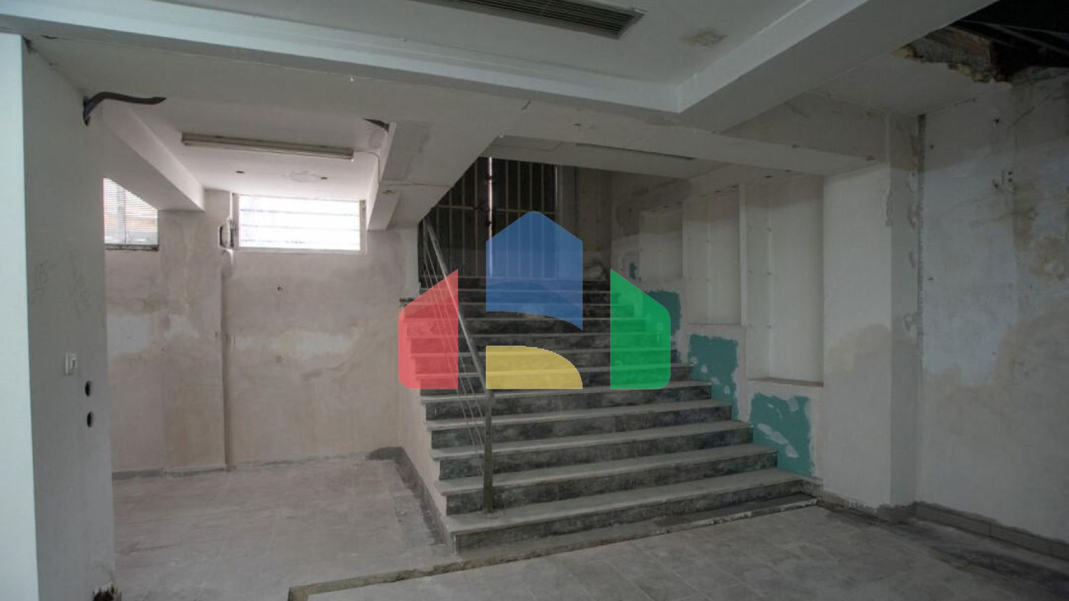 Продаж - Комерційна нерухомість 815 m² в Салоніках