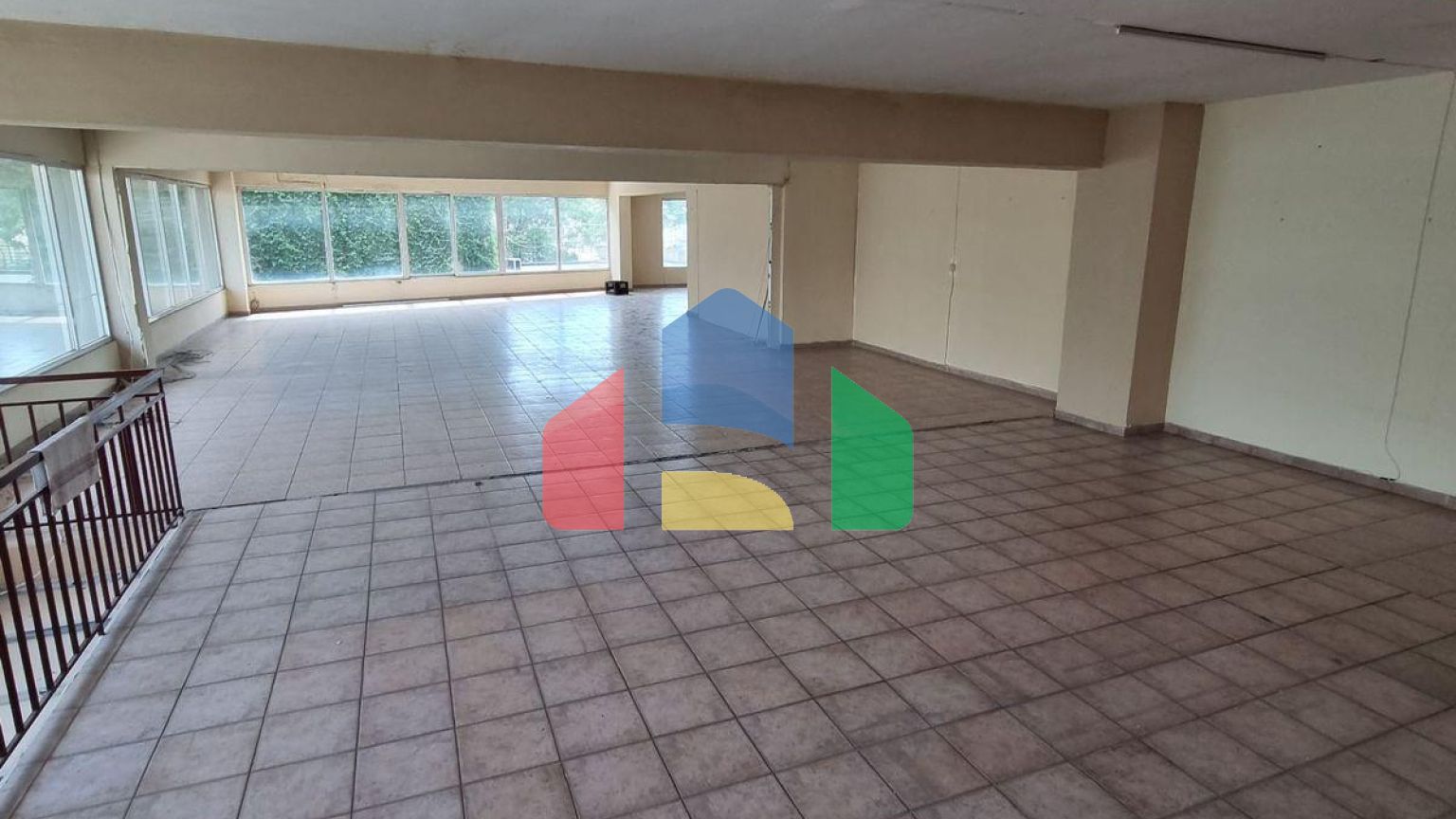 Продаж - Комерційна нерухомість 840 m² в Салоніках