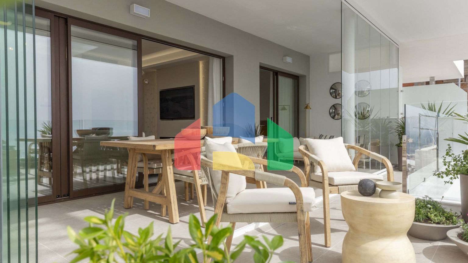 Апартаменты с 2 спальнями и захватывающим видом на море на первой линии пляжа