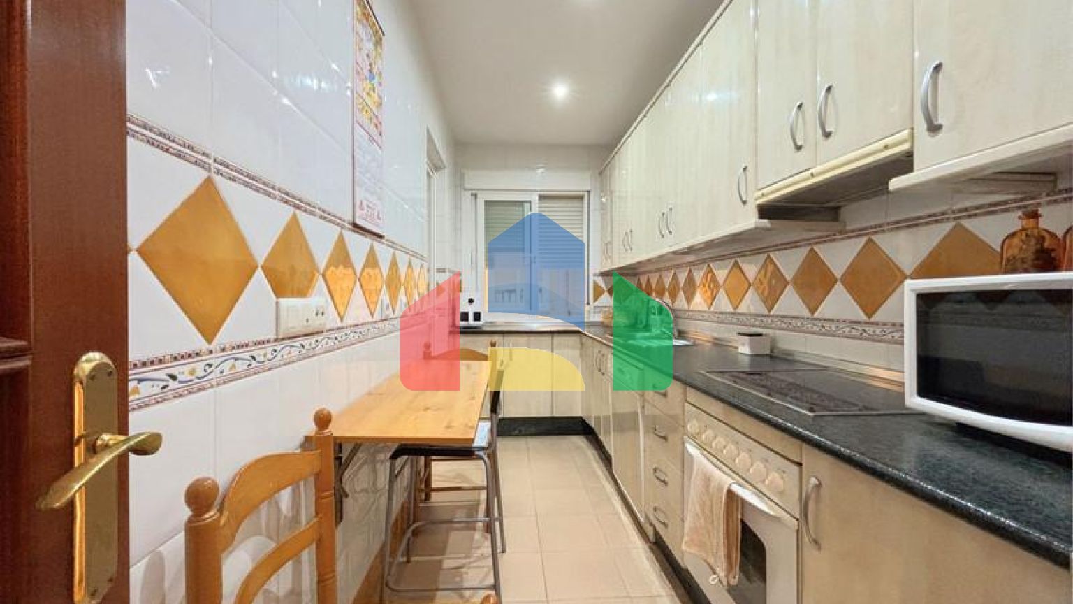 (EN) CHARMING APARTMENT IN THE HEART OF MARBELLA WITH PARTIAL SEA VIEWS.