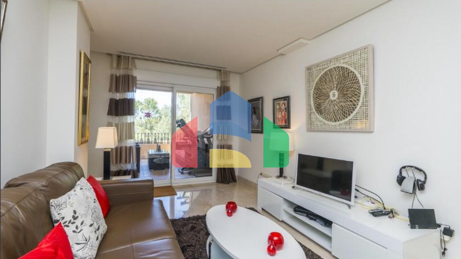 Русский – Элегантная квартира с террасой в Новой Андалусии