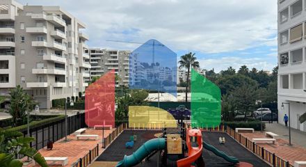(EN) ATTRACTIVE 1-BEDROOM PENTHOUSE CLOSE TO ALL KINDS OF SHOPS. Located in the exclusive area of Nueva Andalucía
