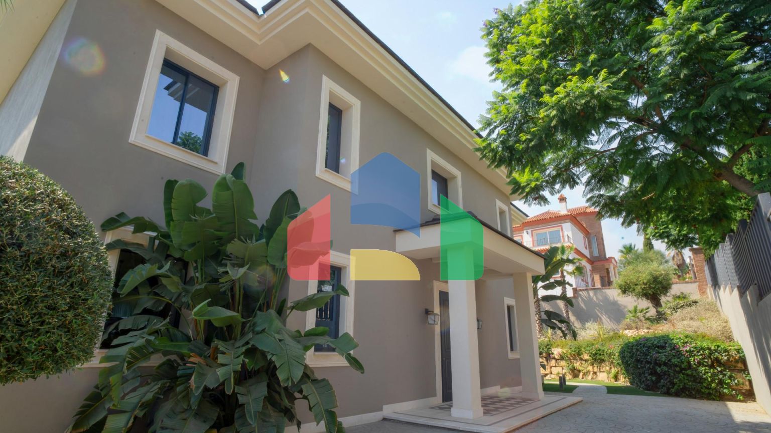 Роскошная Вилла на Продажу в Престижном Районе Los Flamingos