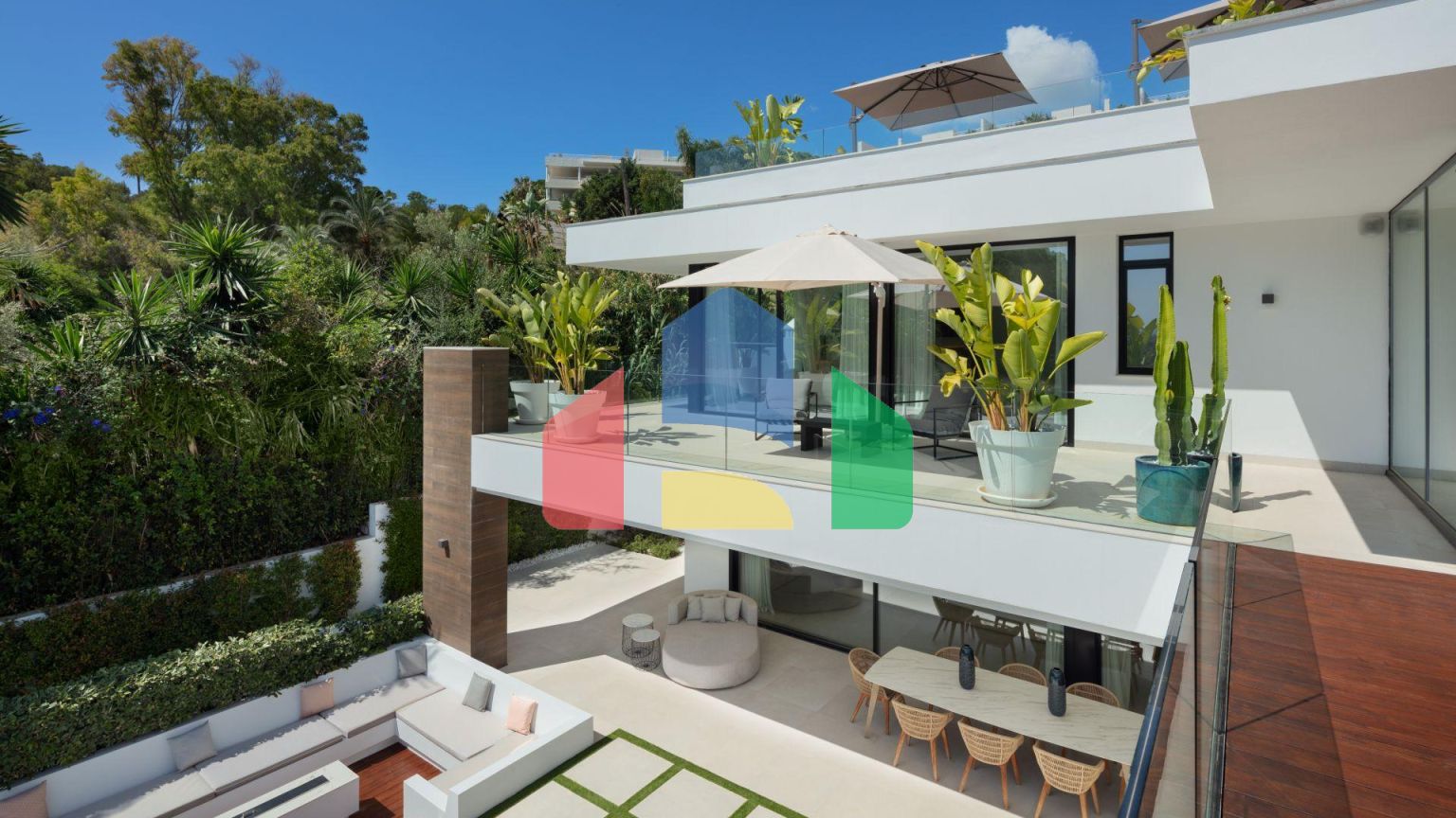 Роскошная современная вилла с панорамными видами в престижной долине гольфа Новой Андалусии