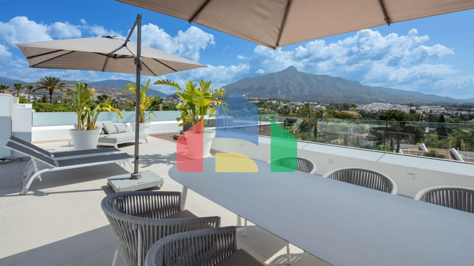 Роскошная современная вилла с панорамными видами в престижной долине гольфа Новой Андалусии