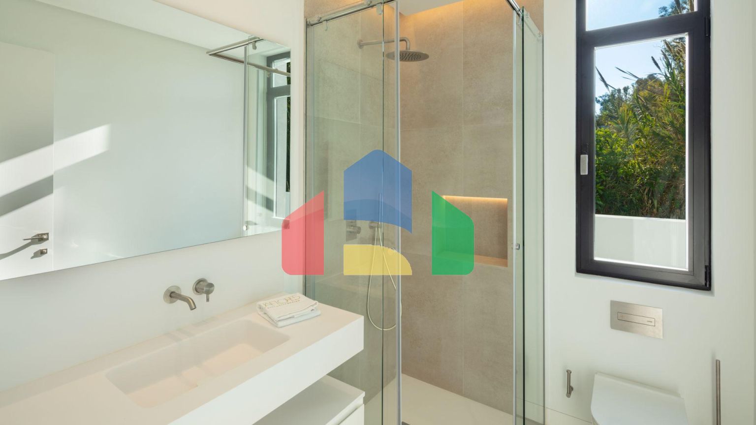 Роскошная современная вилла с панорамными видами в престижной долине гольфа Новой Андалусии