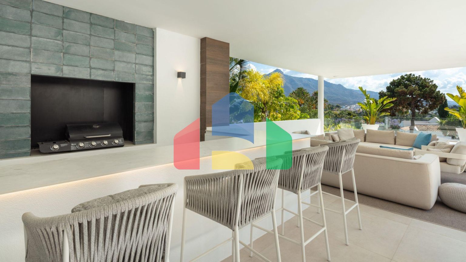 Роскошная современная вилла с панорамными видами в престижной долине гольфа Новой Андалусии