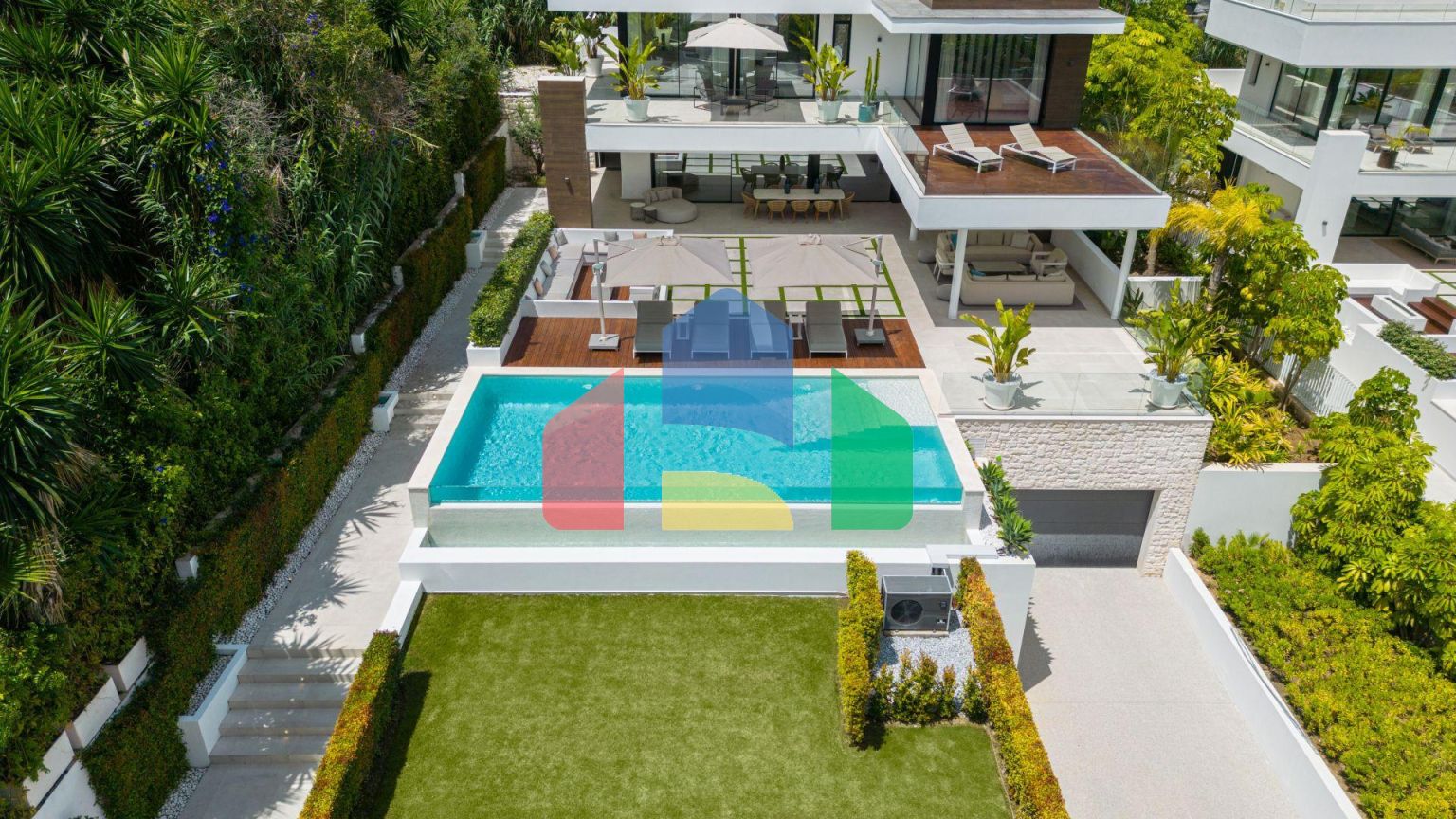 Роскошная современная вилла с панорамными видами в престижной долине гольфа Новой Андалусии