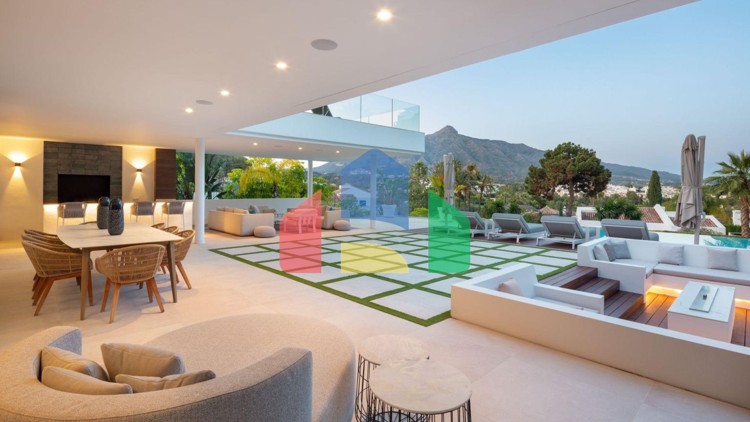 Роскошная современная вилла с панорамными видами в престижной долине гольфа Новой Андалусии