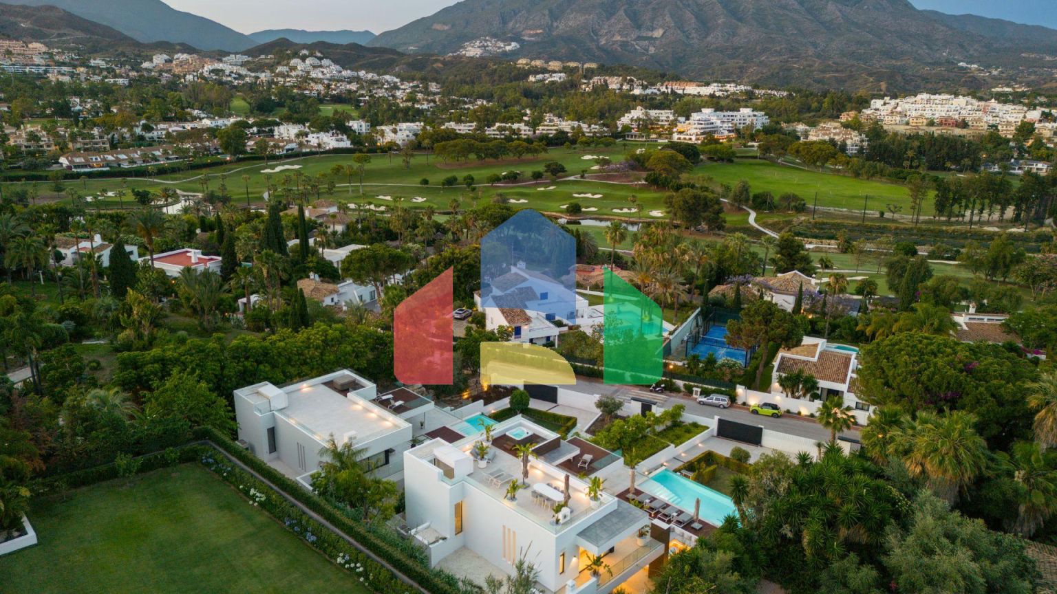 Роскошная современная вилла с панорамными видами в престижной долине гольфа Новой Андалусии