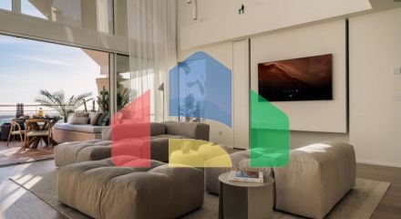 Потрясающий дуплекс-пентхаус с 3 спальнями в Магна Марбелья с панорамным видом на море, поле для гольфа и горы.