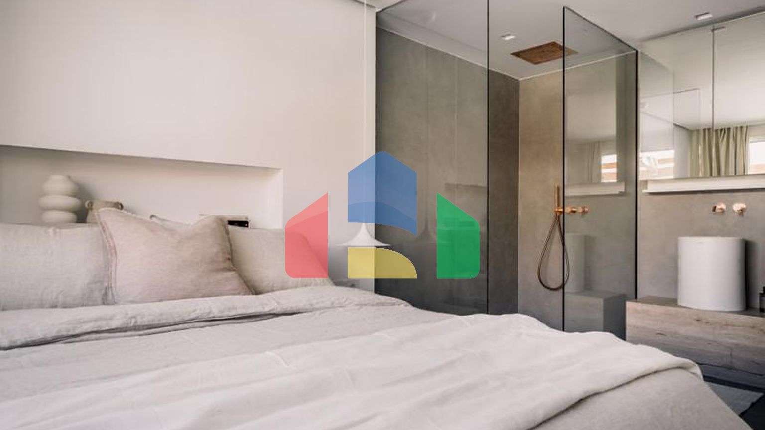 Потрясающий дуплекс-пентхаус с 3 спальнями в Магна Марбелья с панорамным видом на море, поле для гольфа и горы.