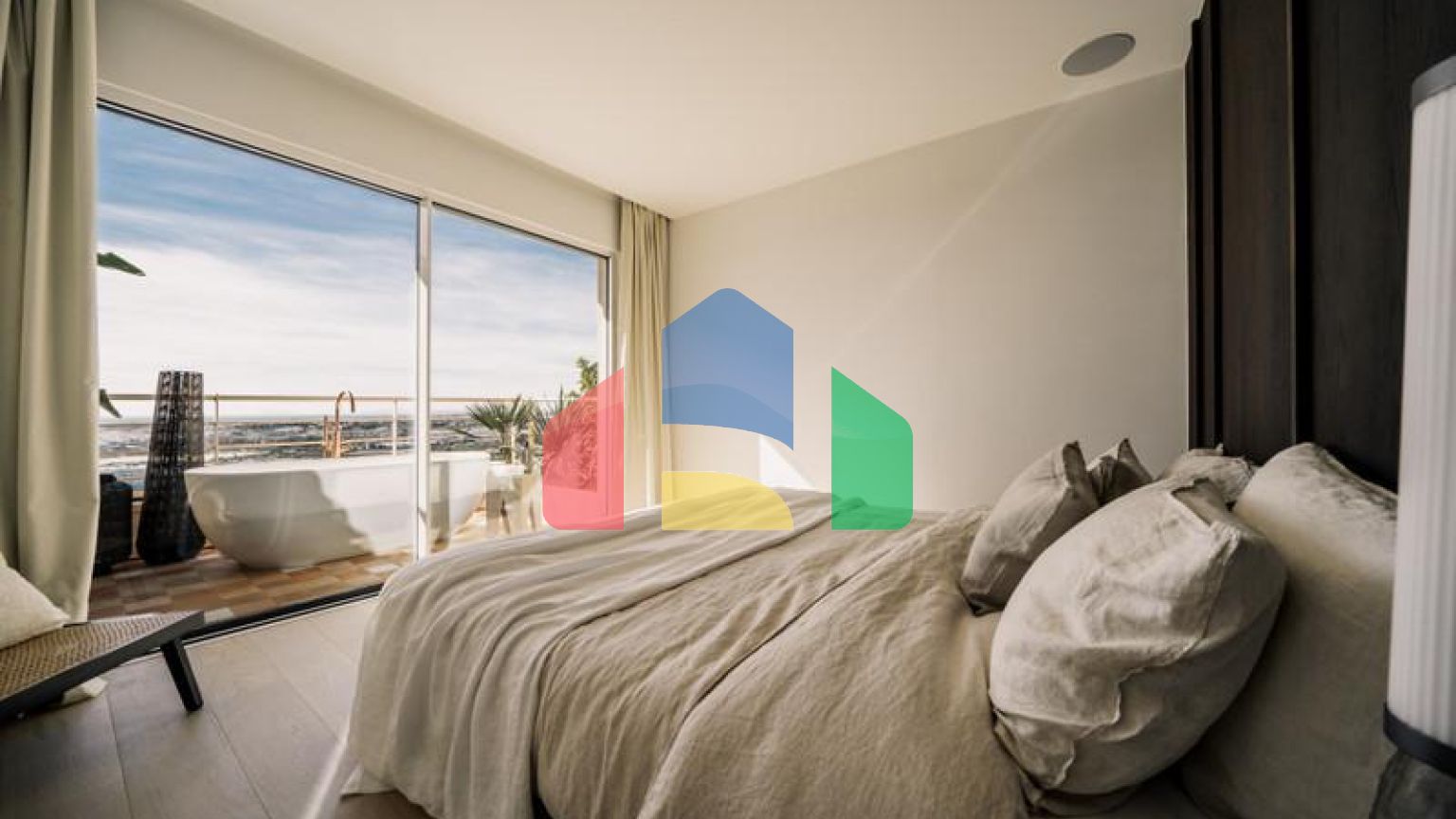 Потрясающий дуплекс-пентхаус с 3 спальнями в Магна Марбелья с панорамным видом на море, поле для гольфа и горы.