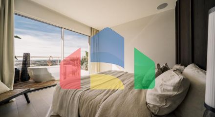 Потрясающий дуплекс-пентхаус с 3 спальнями в Магна Марбелья с панорамным видом на море, поле для гольфа и горы.