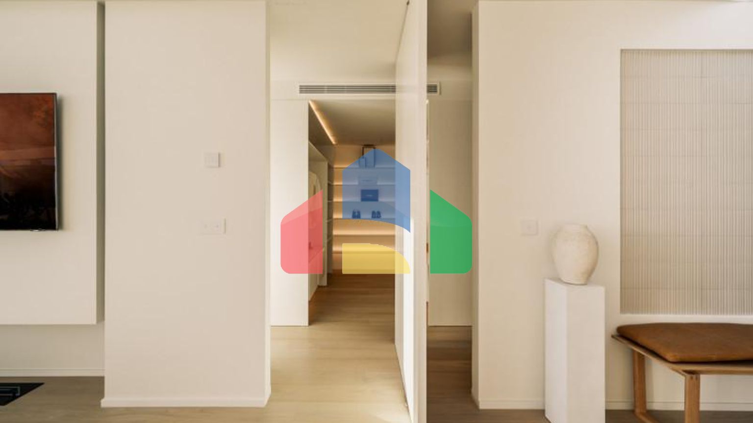 Потрясающий дуплекс-пентхаус с 3 спальнями в Магна Марбелья с панорамным видом на море, поле для гольфа и горы.