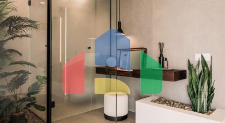 Потрясающий дуплекс-пентхаус с 3 спальнями в Магна Марбелья с панорамным видом на море, поле для гольфа и горы.