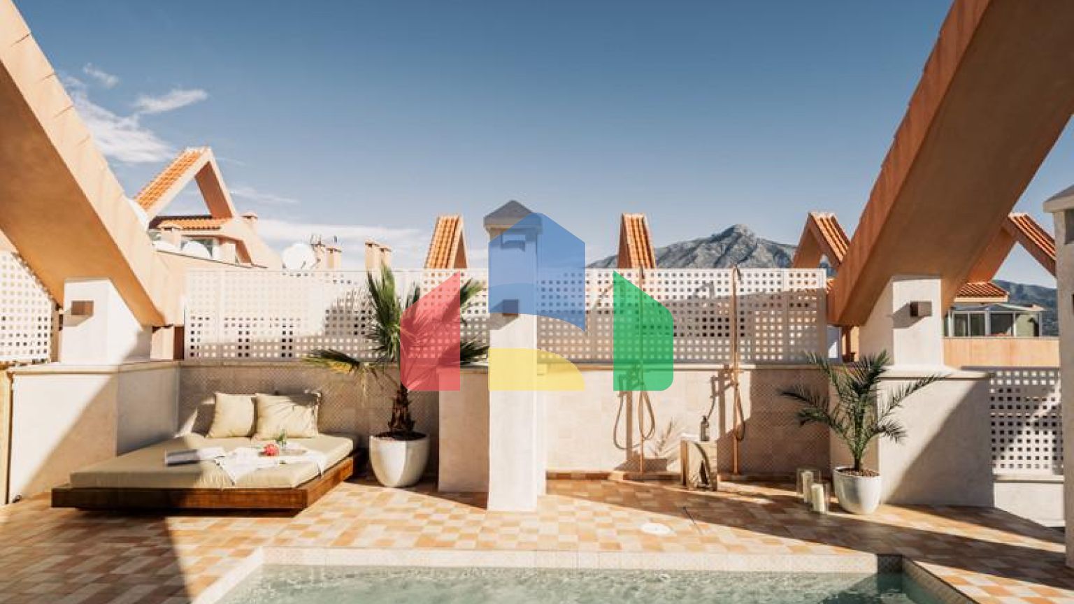 Потрясающий дуплекс-пентхаус с 3 спальнями в Магна Марбелья с панорамным видом на море, поле для гольфа и горы.