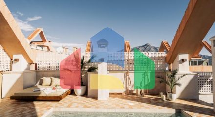 Потрясающий дуплекс-пентхаус с 3 спальнями в Магна Марбелья с панорамным видом на море, поле для гольфа и горы.