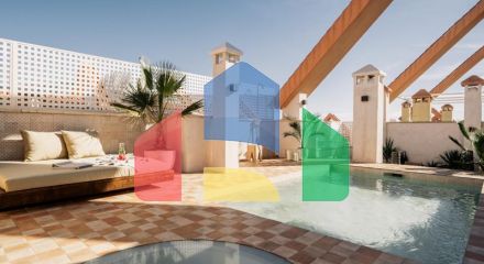 Потрясающий дуплекс-пентхаус с 3 спальнями в Магна Марбелья с панорамным видом на море, поле для гольфа и горы.