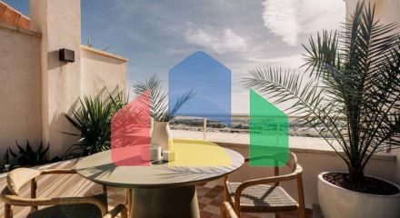 Потрясающий дуплекс-пентхаус с 3 спальнями в Магна Марбелья с панорамным видом на море, поле для гольфа и горы.