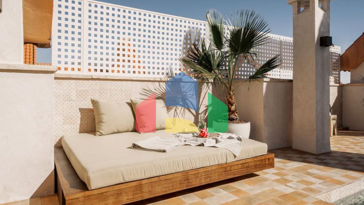 Потрясающий дуплекс-пентхаус с 3 спальнями в Магна Марбелья с панорамным видом на море, поле для гольфа и горы.