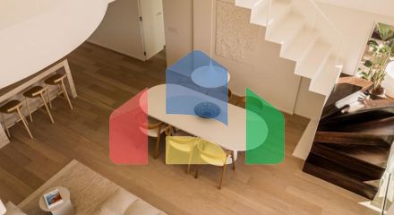 Потрясающий дуплекс-пентхаус с 3 спальнями в Магна Марбелья с панорамным видом на море, поле для гольфа и горы.