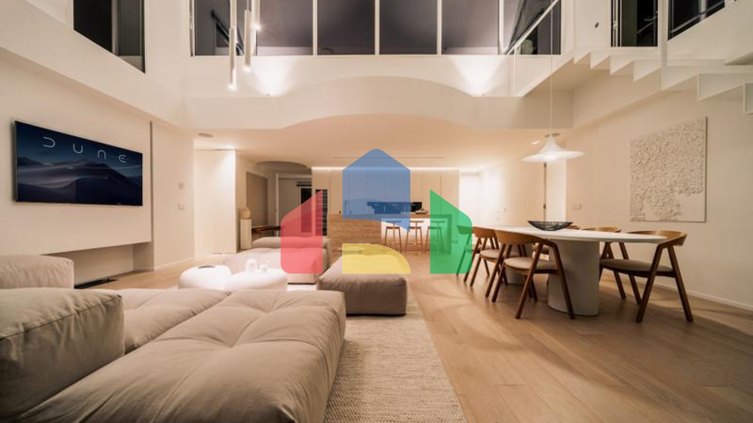 Потрясающий дуплекс-пентхаус с 3 спальнями в Магна Марбелья с панорамным видом на море, поле для гольфа и горы.