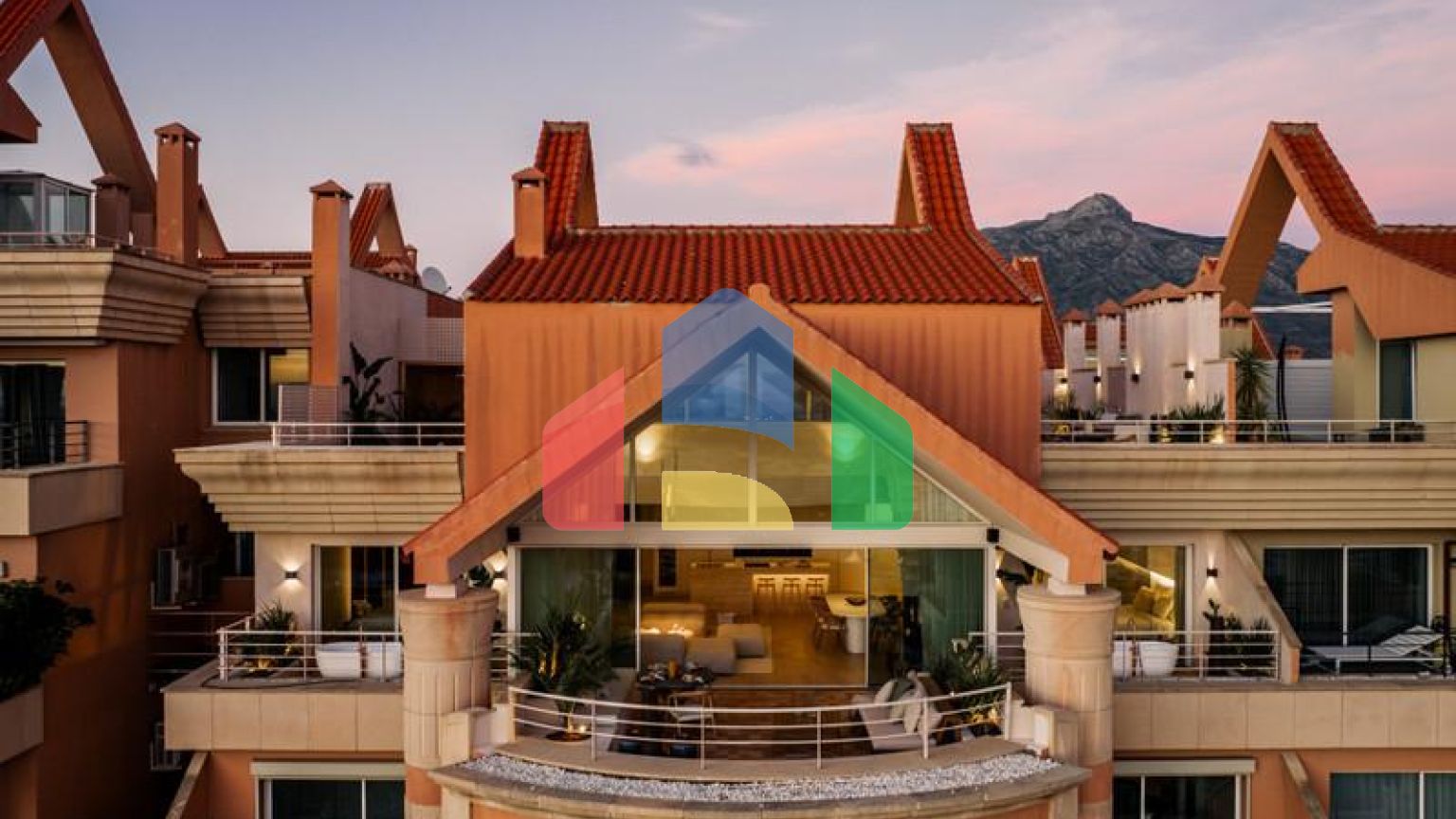 Потрясающий дуплекс-пентхаус с 3 спальнями в Магна Марбелья с панорамным видом на море, поле для гольфа и горы.