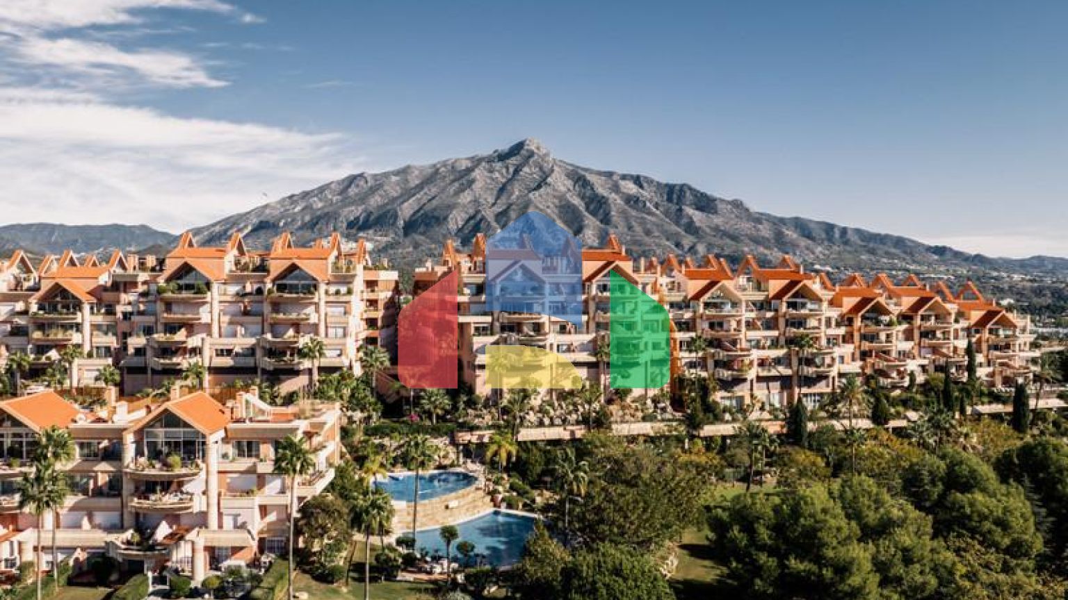 Потрясающий дуплекс-пентхаус с 3 спальнями в Магна Марбелья с панорамным видом на море, поле для гольфа и горы.