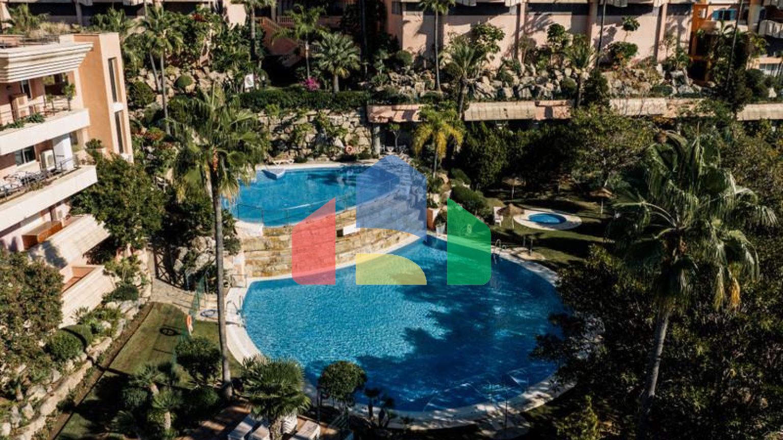 Потрясающий дуплекс-пентхаус с 3 спальнями в Магна Марбелья с панорамным видом на море, поле для гольфа и горы.