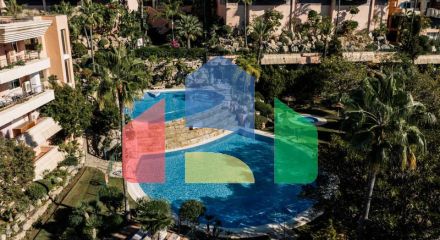 Потрясающий дуплекс-пентхаус с 3 спальнями в Магна Марбелья с панорамным видом на море, поле для гольфа и горы.