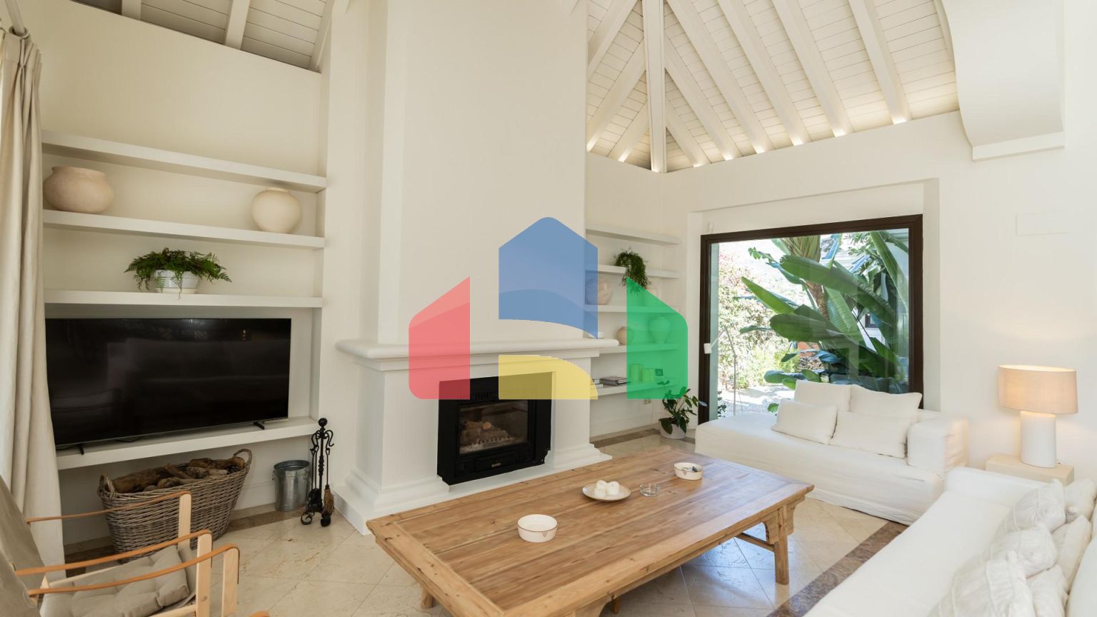 ЭЛЕГАНТНАЯ ВИЛЛА РЯДОМ С ЗОЛОТОЙ МИЛЕЙ