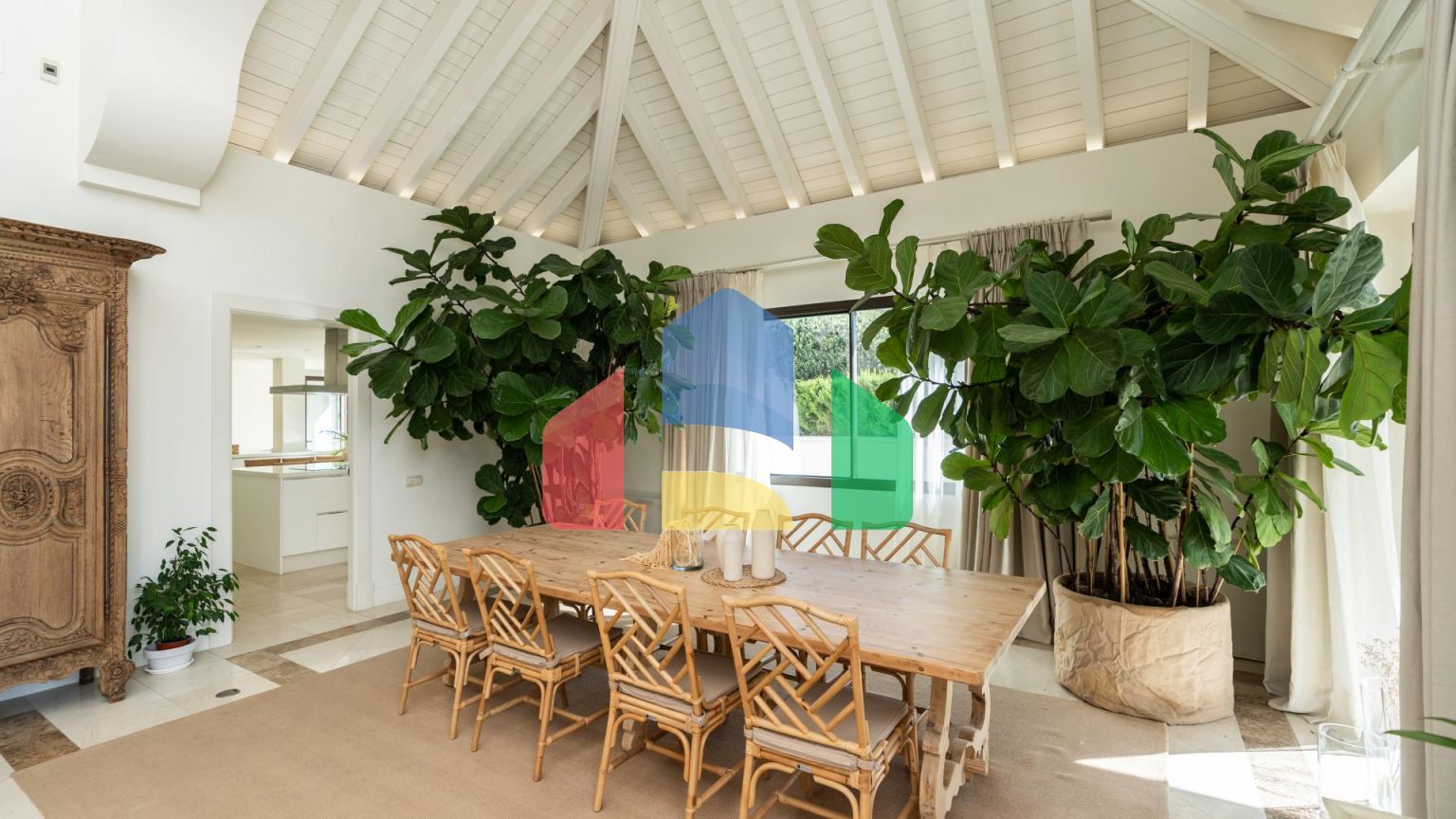 ЭЛЕГАНТНАЯ ВИЛЛА РЯДОМ С ЗОЛОТОЙ МИЛЕЙ