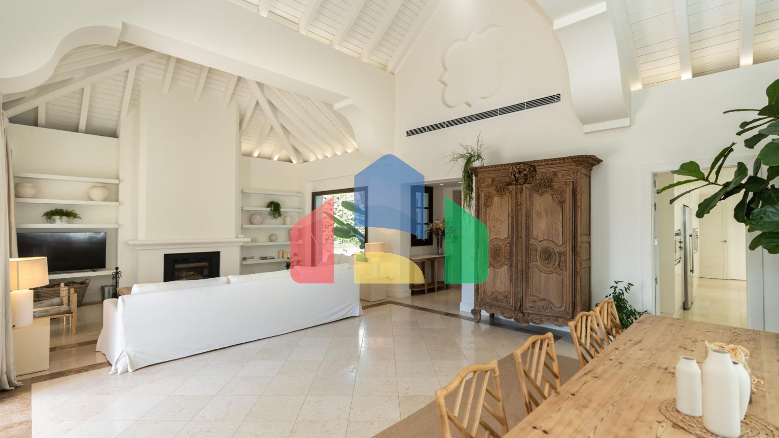 ЭЛЕГАНТНАЯ ВИЛЛА РЯДОМ С ЗОЛОТОЙ МИЛЕЙ