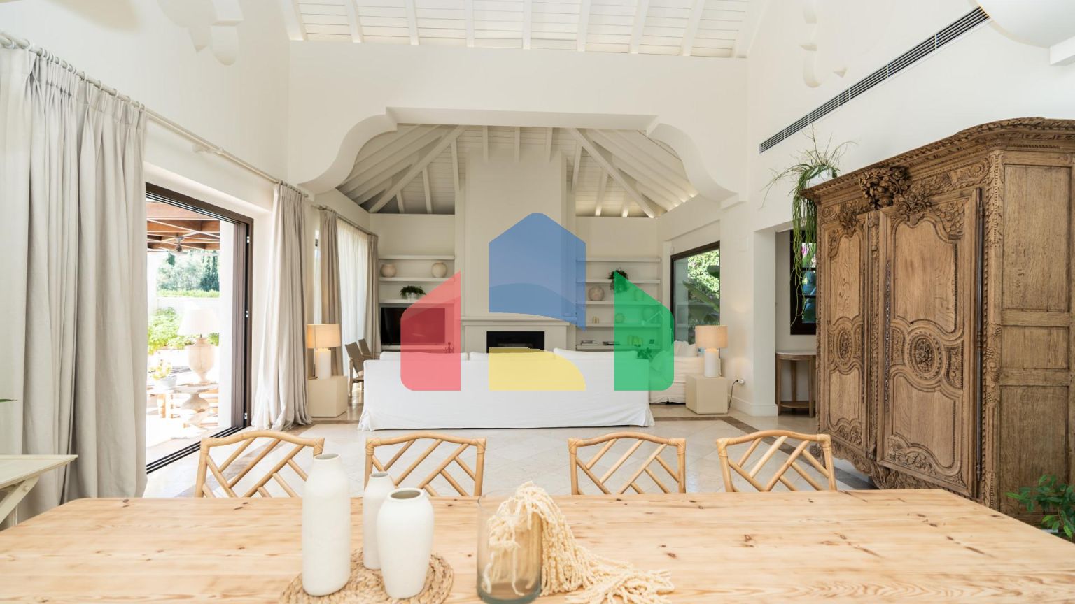 ЭЛЕГАНТНАЯ ВИЛЛА РЯДОМ С ЗОЛОТОЙ МИЛЕЙ