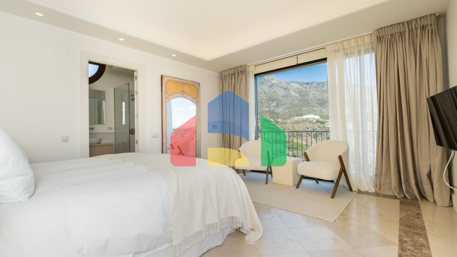 ЭЛЕГАНТНАЯ ВИЛЛА РЯДОМ С ЗОЛОТОЙ МИЛЕЙ