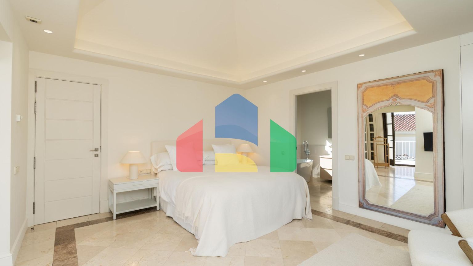 ЭЛЕГАНТНАЯ ВИЛЛА РЯДОМ С ЗОЛОТОЙ МИЛЕЙ