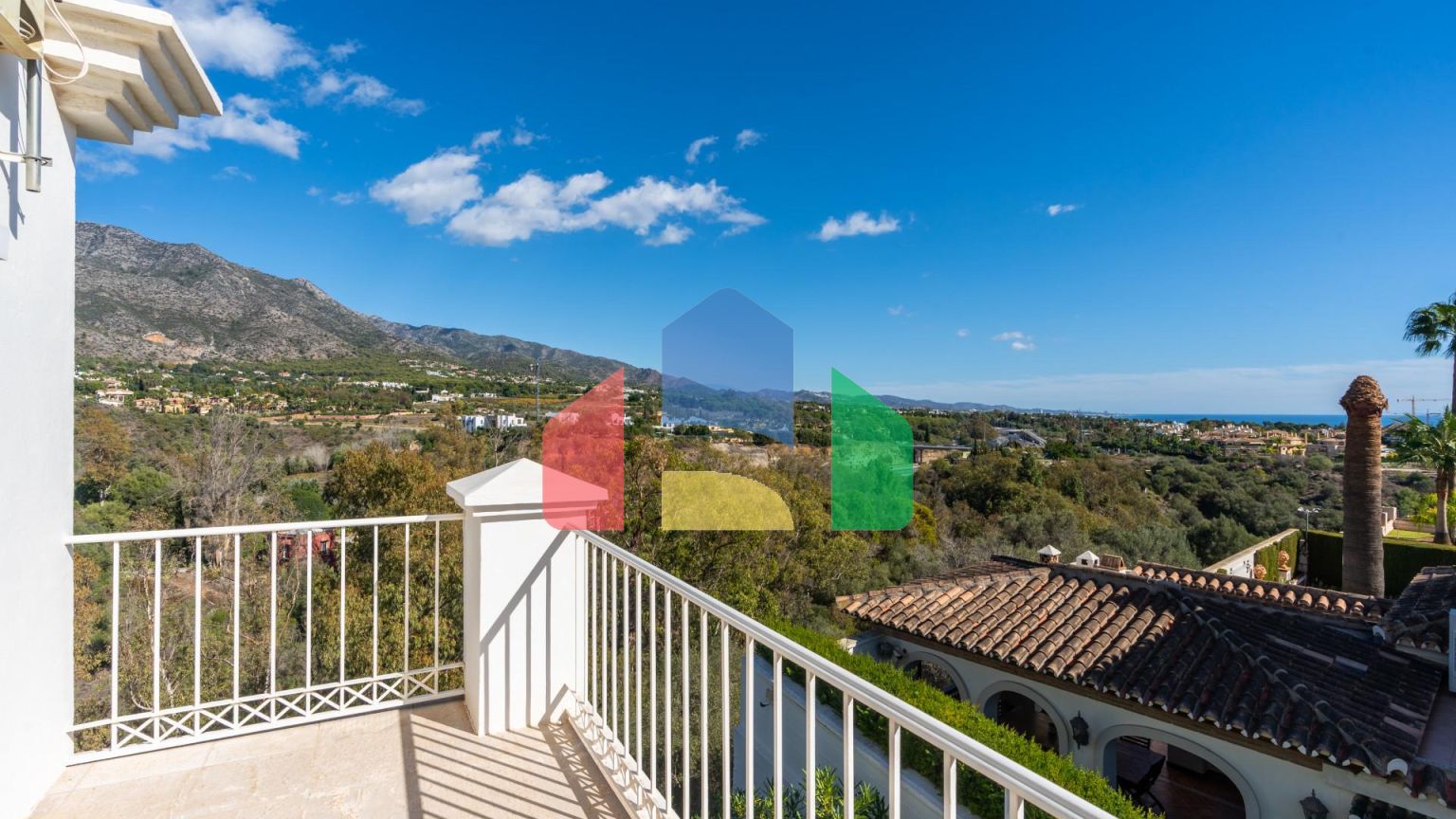 ЭЛЕГАНТНАЯ ВИЛЛА РЯДОМ С ЗОЛОТОЙ МИЛЕЙ